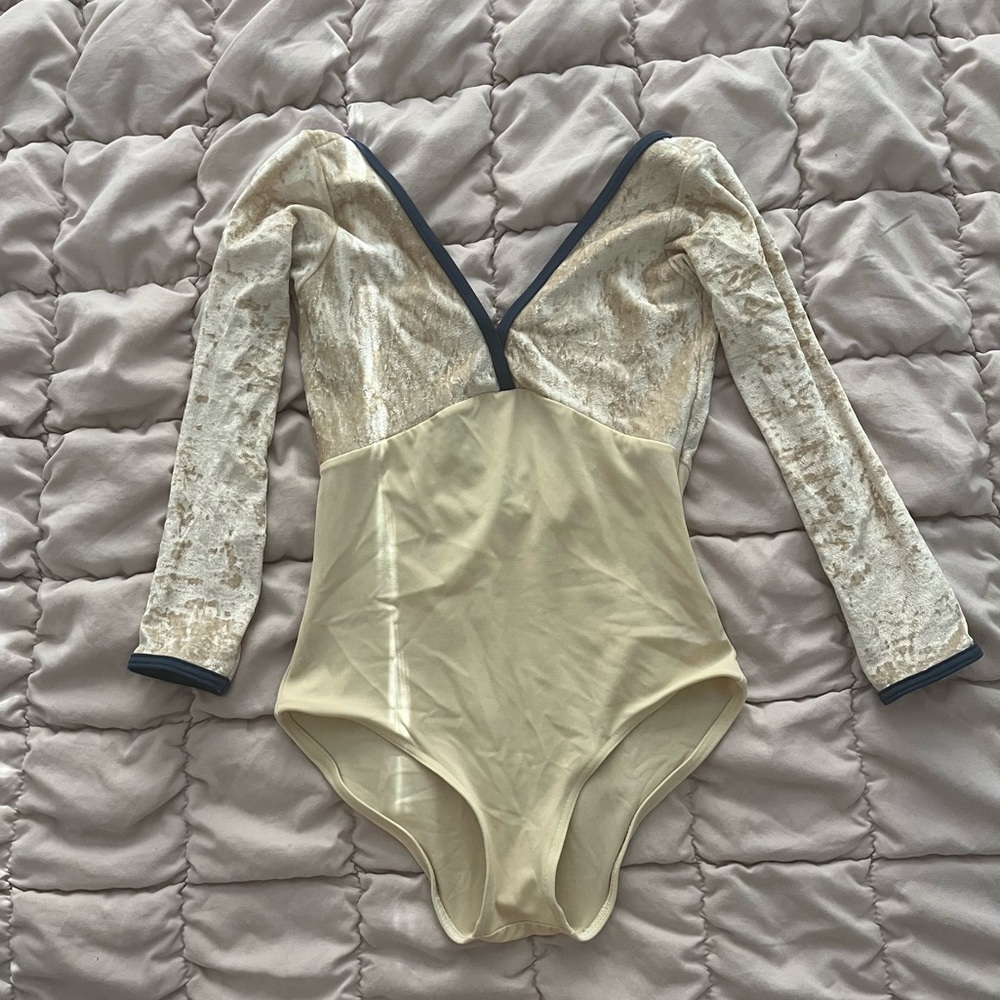 Yumiko Velvet sleeve leotard